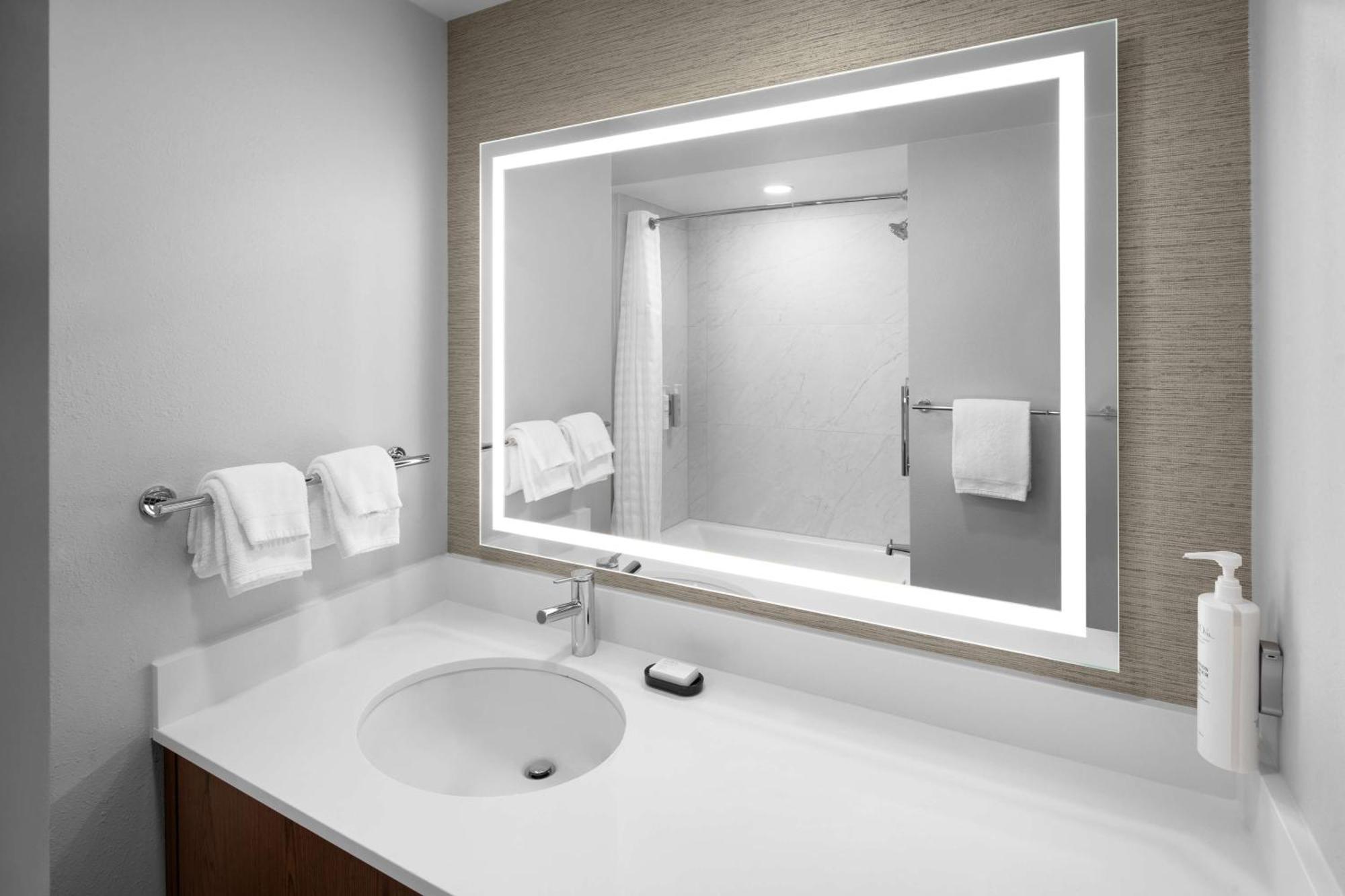 Embassy Suites By Hilton Madison Downtown ภายนอก รูปภาพ
